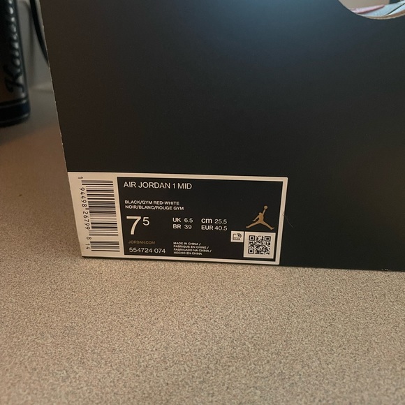 Air Jordan 1 Mid Size 7.5 - Picture 3 of 3